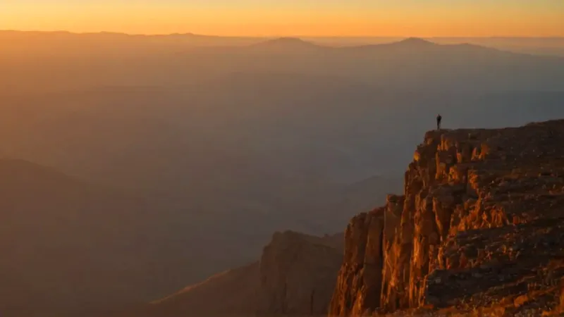 Soledad en la cumbre al atardecer