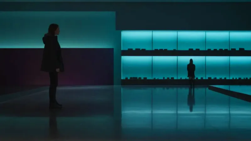 Figura solitaria en un archivo futurista