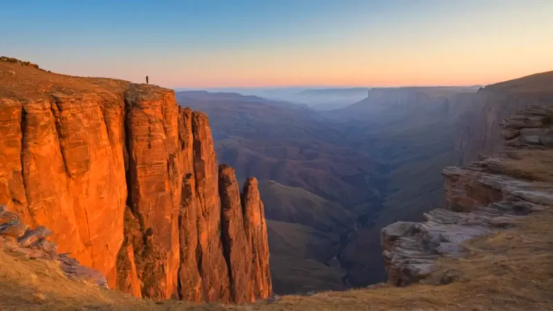 Fotógrafo solitario ante un amanecer inmenso