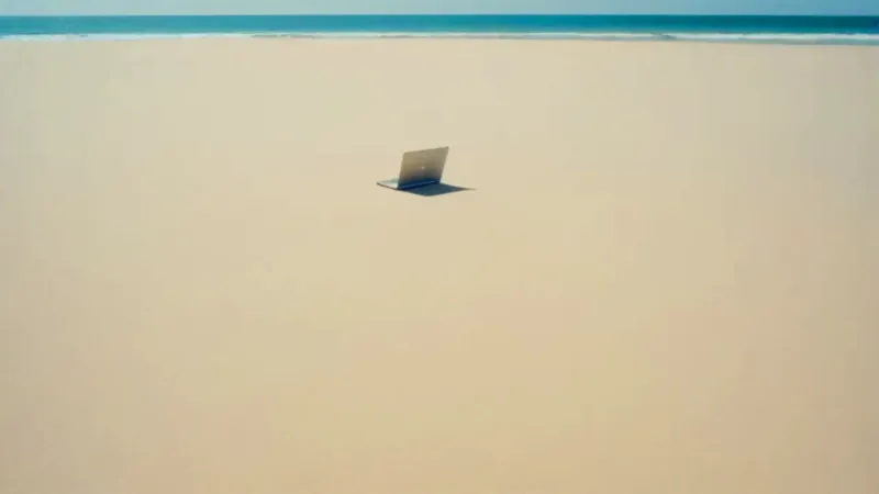Una persona trabaja sola en la playa