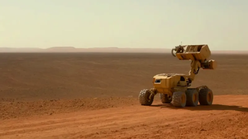 Un astronauta explora un desolado paisaje rojizo