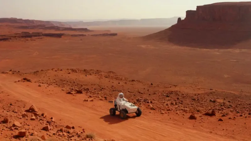 Un astronauta y un rover en Marte
